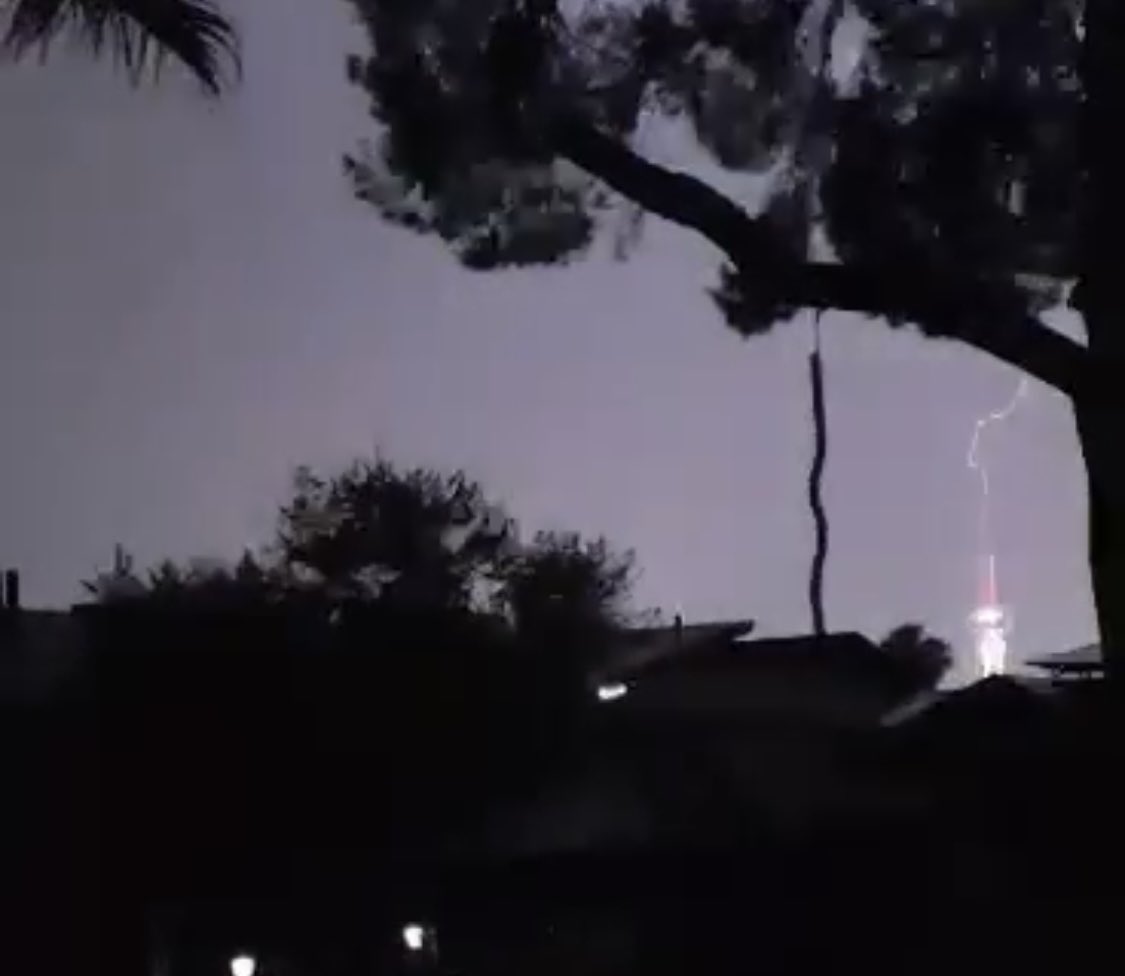 TeddFlorendo's tweet photo. Did lightning hit @stratvegas last night?
📸 Shot goes to Steve Peache with the impeccable timing.
Go to my Facebook page to see his video 🎥
#Accurate #WeatherNow #TeddSaid #MostAccurate #Stormtracker8
https://t.co/UPsPgdugZ6 https://t.co/PvmylSlQf5