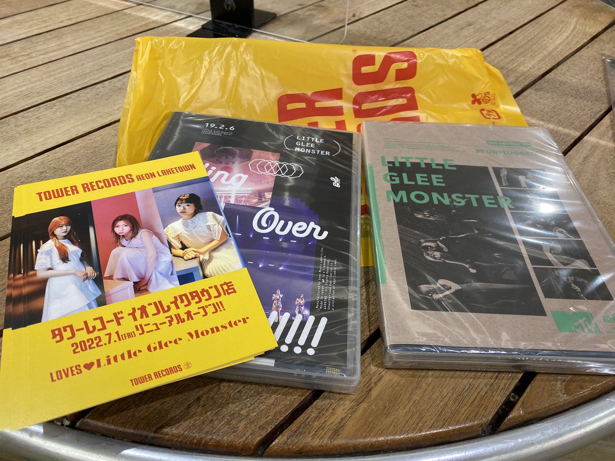 bob_mayu_lgm's tweet photo. 買っちゃった😊
レイクタウン店、めっちゃ狭くなってた🙄
#LittleGleeMonster
#callingover
#mtvunplugged
@tadai_mayuchan https://t.co/MTln5NqwQp