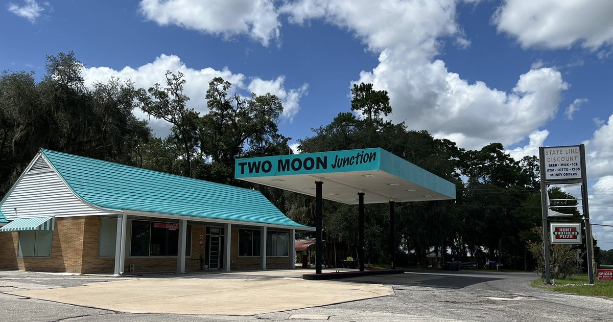 GregLaxton's tweet photo. Road tripped today by the 1st #Stuckeys outside GA, just across the FL line on #US301 in Hilliard.

Long closed as State Line Discount, it’s getting a new lease on life as Two Moon Junction.

This place needs to stock some @StuckeysPecans merch! @StuckeyStop #roadsidearchaeology https://t.co/eEcHKwFbdd