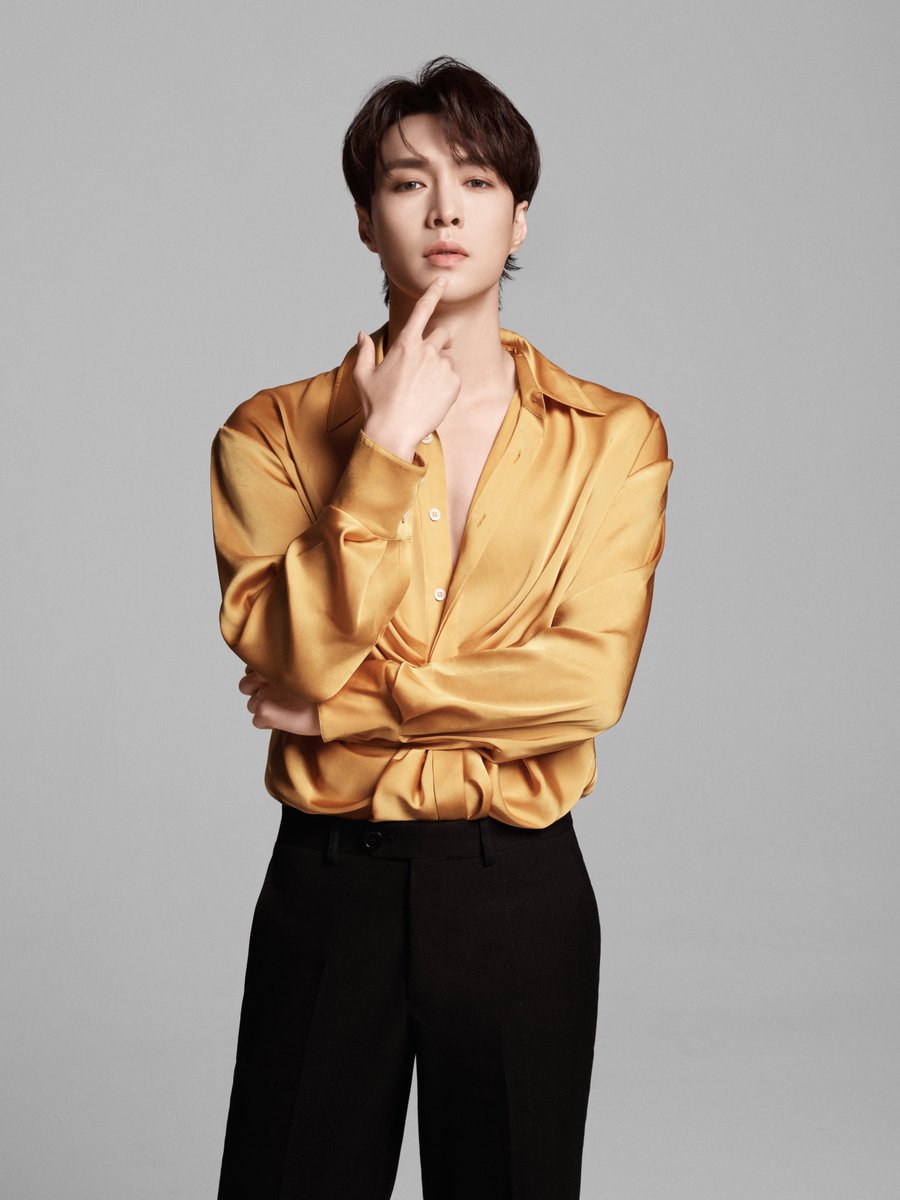 lay_studio's tweet photo. Boss @layzhang is eternally calm. He is the interpretation of an elegant gentleman. https://t.co/GReUz9ukzK