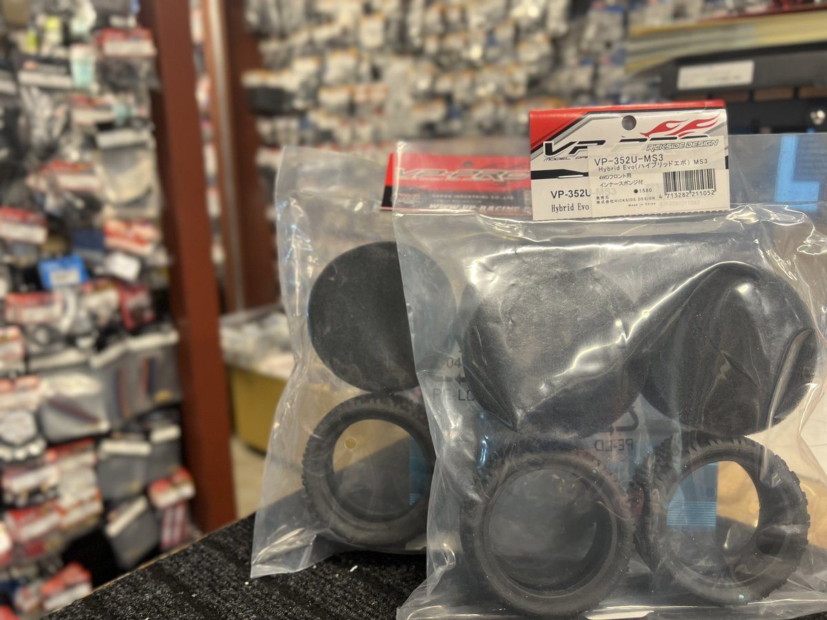 carnosa_rc's tweet image. RICK SIDE DESIGNさんからVP-PROのカーペット用タイヤが入荷しました🙌
店長早速、マイマシンに装着。
Fはシュガーコーンエボ
Rはピラミッドエボ
Fグリップ強めですが、ローハイトでひっかかりも少なく良い感じ😆
タイヤの選択肢が増えてますますカーペットが盛り上がりそう🎉

#ricksidedesign #vppro