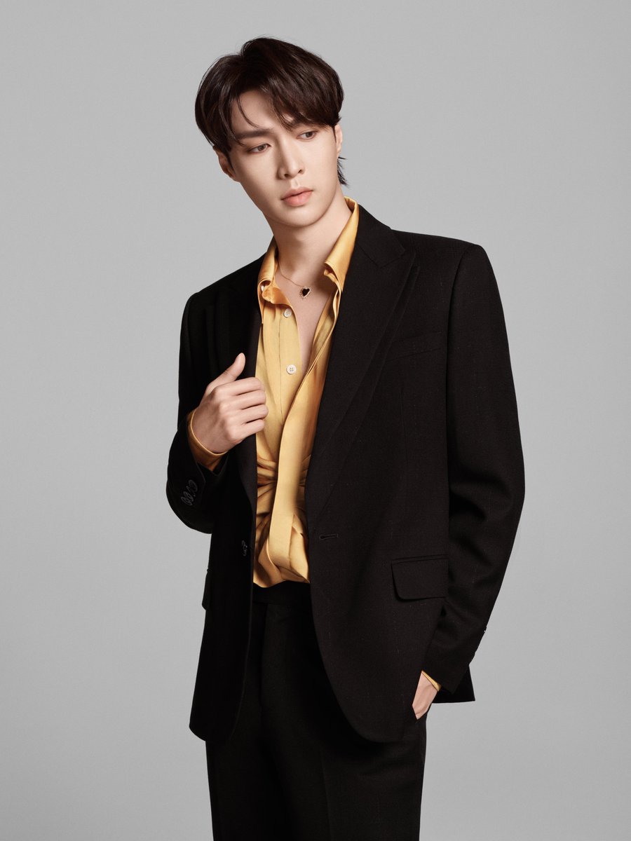 lay_studio's tweet photo. Boss @layzhang is eternally calm. He is the interpretation of an elegant gentleman. https://t.co/GReUz9ukzK