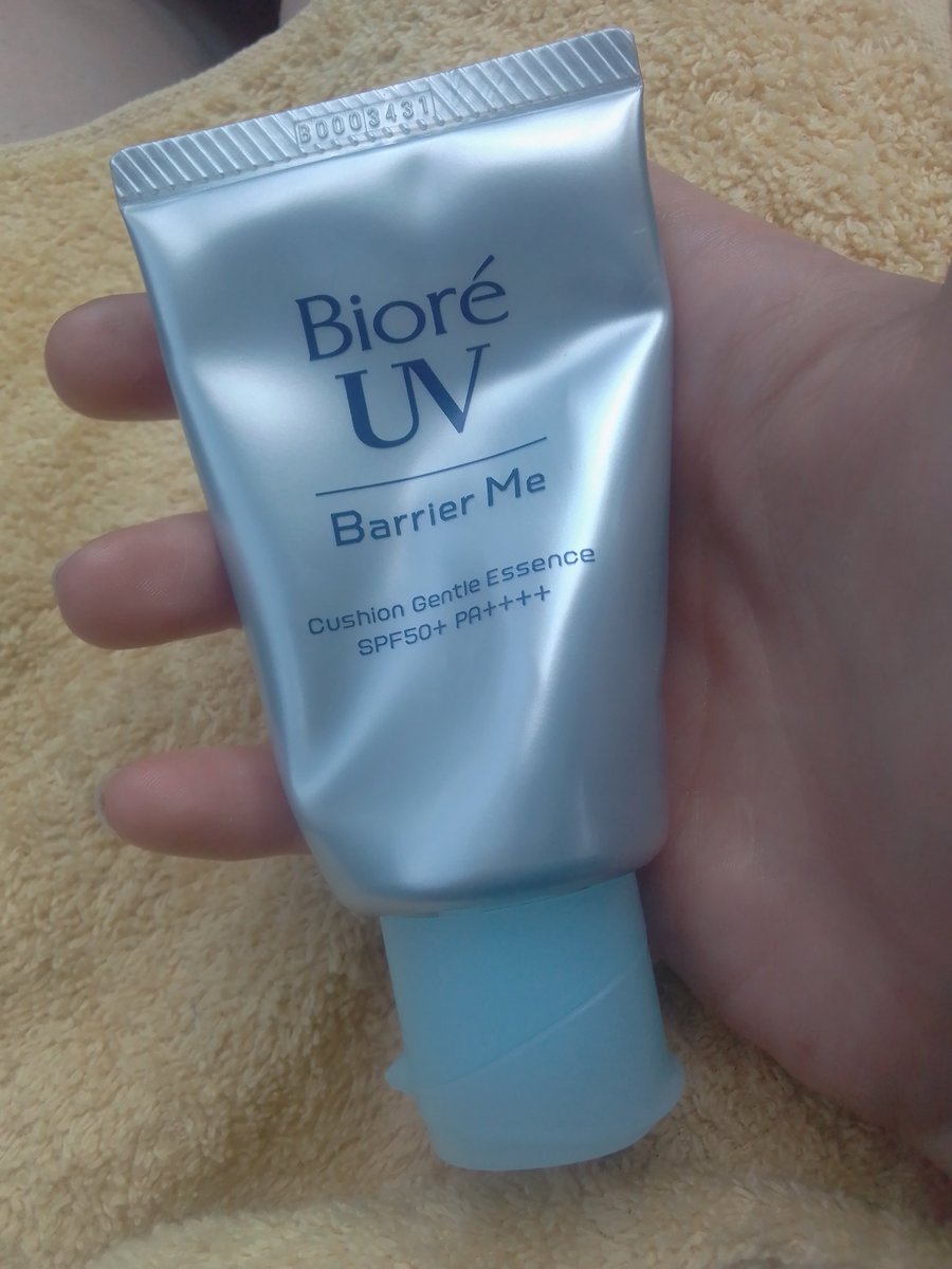BeriFight's tweet photo. @vertigoeyes I've been using this but Do Not get the milk type, it left the worst white cast I've ever seen. Someone told me I looked like a ghost in a Greek play https://t.co/6AfTall1Xb