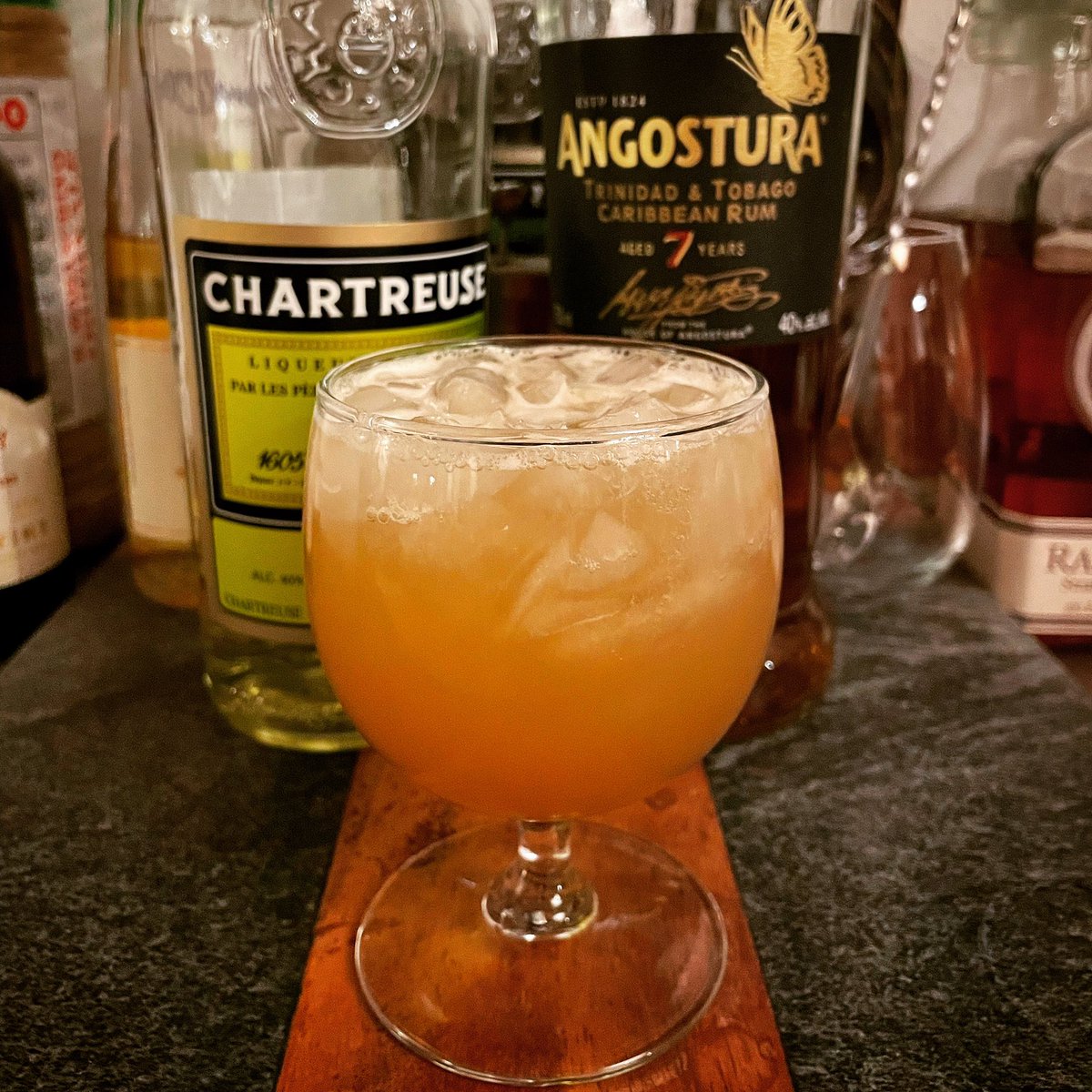 ScientistMcGee's tweet photo. This is a really delightful drink, a “Daisy de Santiago”. 

1 1/2 oz aged rum
1/2 oz yellow Chartreuse 
1 oz lime
1 1/2 oz demerara syrup

Shake with ice and then strain into a rocks glass full of crushed ice

Top with club soda https://t.co/eBKZZAdG8x
