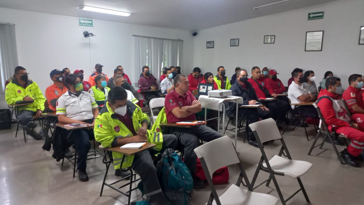 SSPGobPue's tweet photo. Agentes del Heroico Cuerpo de Bomberos participan en el curso “Actualización en extracción vehícular y su atención prehospitalaria" en coordinación con @PC_Estatal, @CAPUFE, @PCPueblaCapital, @CruzRojaPue, SUMA y @UrsvaPuebla. https://t.co/fs8iUv56GH