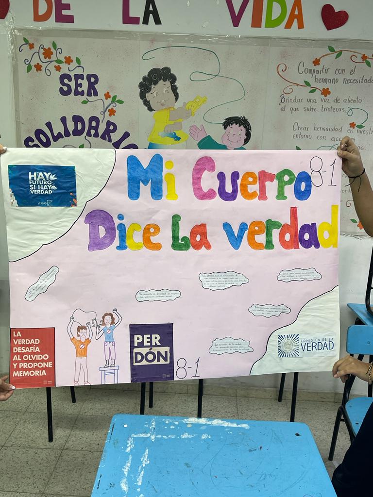 marcela9111's tweet photo. #LaEscuelaAbrazaLaVerdad
La institución educativa ciudad modelo en Santiago de Cali, se unió a esta celebración 

#ciudadmodeloabrazalaverdad
#comisiondelaverdad 
#ComisionDeLaVerdadCol 
#JEP 
#educacion https://t.co/a8IIHYTJQe