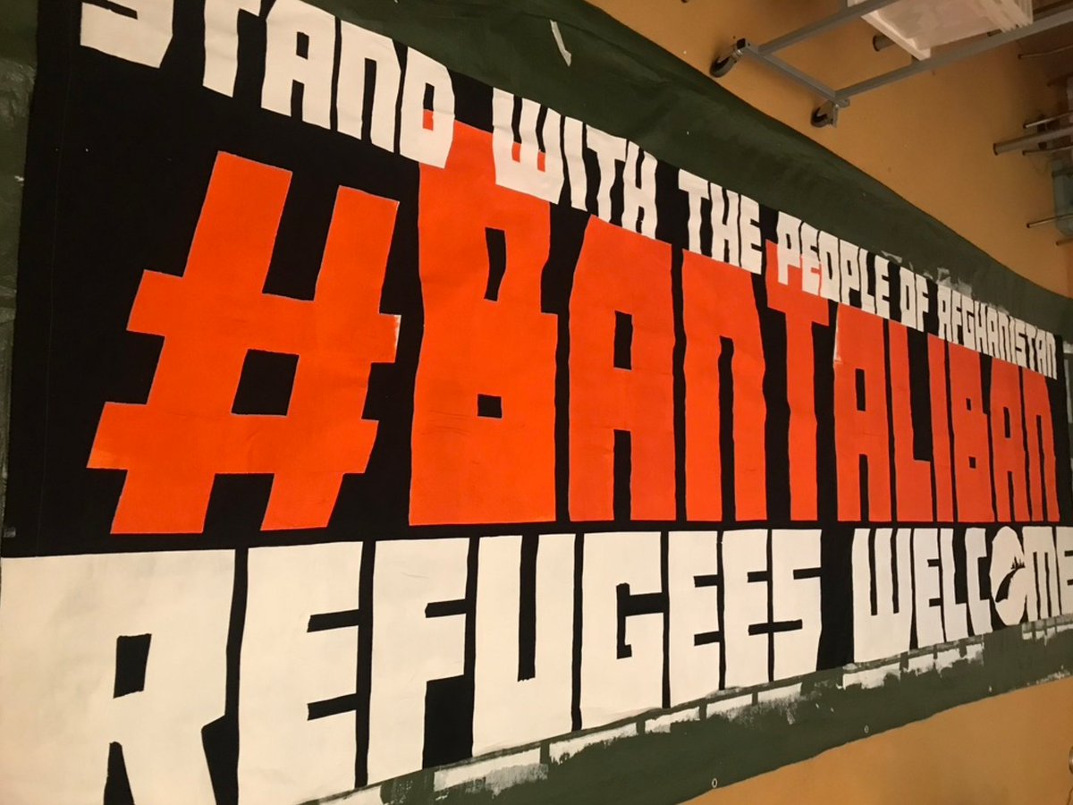 Ein Banner:<br><br>Stand with the People of Afghanistan<br>#BanTaliban<br>Refugees Welcome