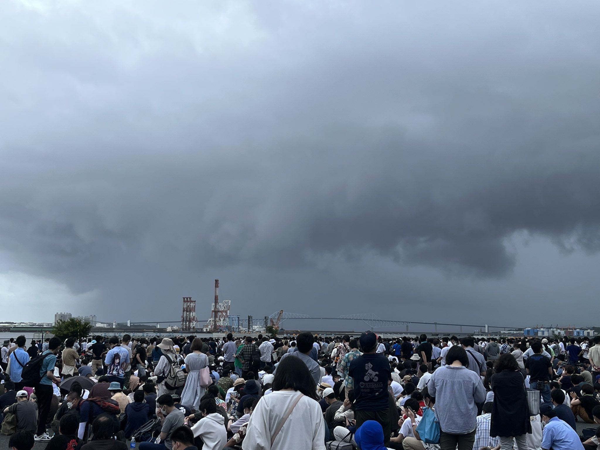 Fujiyama コミケ待機場所から雨柱が見えるんだが それを眺める群衆がまるで怪獣映画のワンシーンのように見える T Co 7qjheqhazk Twitter