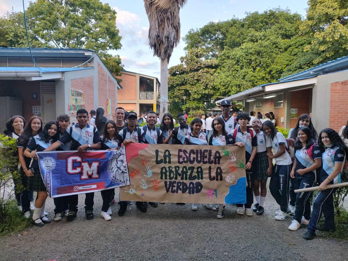 marcela9111's tweet photo. Los niñ@s, jóvenes, Docentes y Drectivos, de la  institución  @ie_ciudadmodelo participamos y le dimos un SI a la propuesta del @Mineducacion #LaEscuelaAbrazaLaVerdad #miescuelaabrazalaverdad #legadoenlaescuela #festivalverdadypaz 
#ciudadmodelo
#ciudadmodeloabrazalaverdad https://t.co/XXBMK9aD26