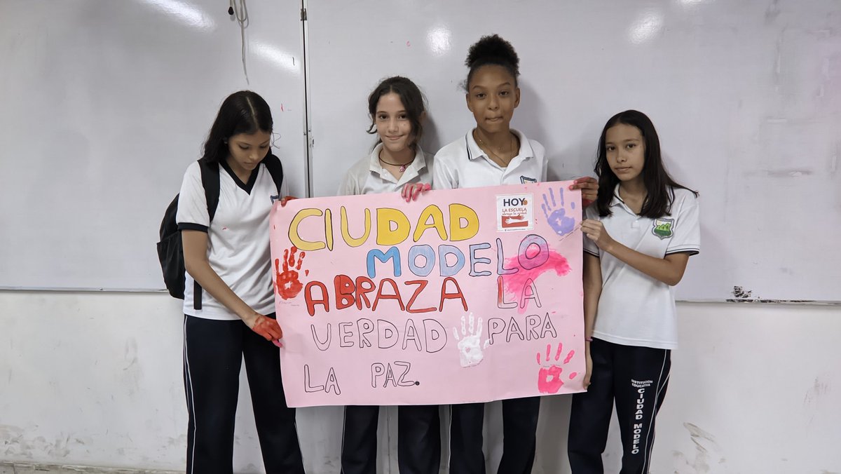 marcela9111's tweet photo. Los niñ@s, jóvenes, Docentes y Drectivos, de la  institución  @ie_ciudadmodelo participamos y le dimos un SI a la propuesta del @Mineducacion #LaEscuelaAbrazaLaVerdad #miescuelaabrazalaverdad #legadoenlaescuela #festivalverdadypaz 
#ciudadmodelo
#ciudadmodeloabrazalaverdad https://t.co/XXBMK9aD26