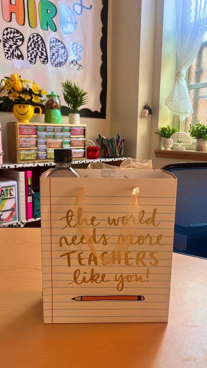 m_jackson33's tweet photo. Blessed with an amazing team! They spoiled me with teacher essentials today! โค๏ธ๐๐ผ thank you @mrsreyna156 & Ms. Alonzo!#thirdgradedreamteam ๐ https://t.co/z2FnNLe5S1