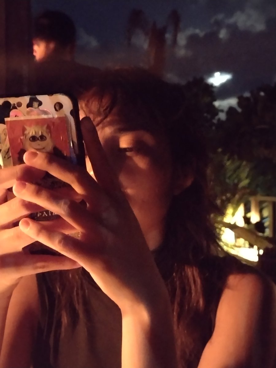 arwyn_official's tweet photo. Full moon in Tulum, checking out NFTs with the hottest girl on the planet and see already has her own PFP of yours on her phone @Saturniidae666 #pepethecat #kekashic #dreambig #nftdating https://t.co/XJigS1Nvvf