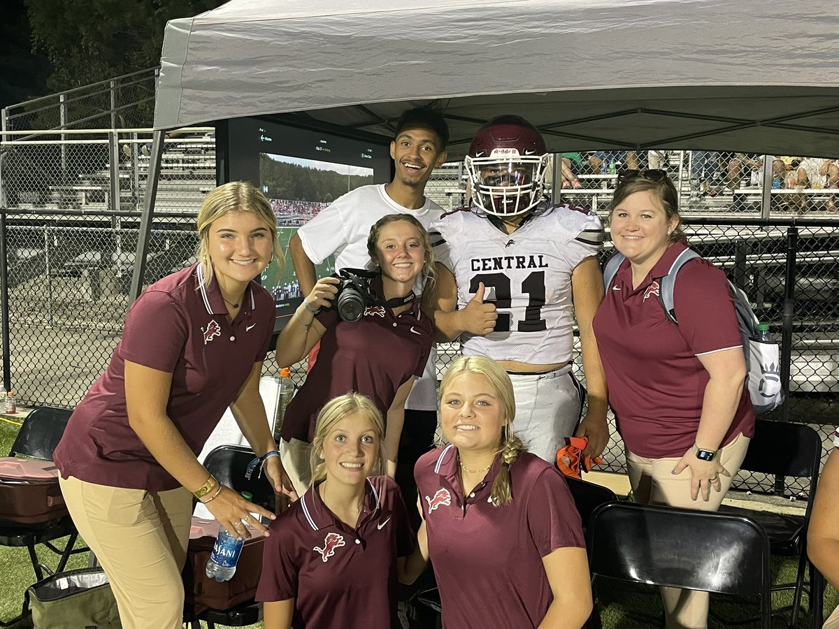 sarahhall607's tweet photo. Friday nights with some of the best!
#lionstrong #chssportsmarketing https://t.co/R8xolVcyOO