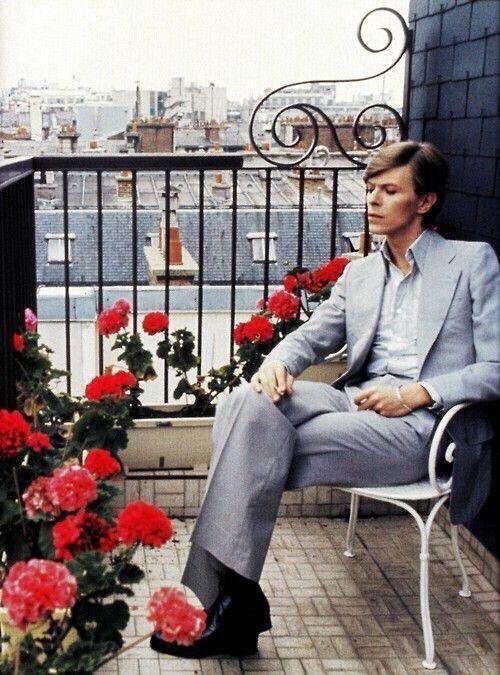 crockpics's tweet image. David Bowie in Paris, 1977