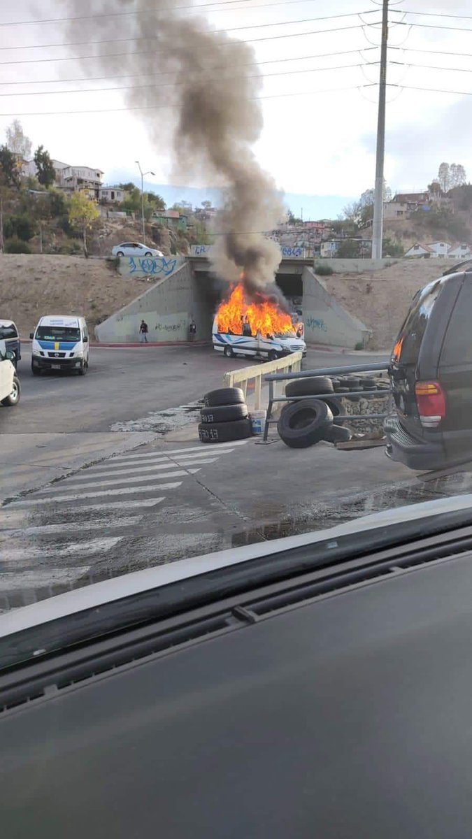 azucenau's tweet photo. Reportan que se están incendiando  unidades de transporte público simultáneamente en Tijuana, Mexicali y Tecate. Hombres encapuchados están bajando a choferes y pasajeros para prenderles fuego a los vehículos https://t.co/ALWAUZmAY2