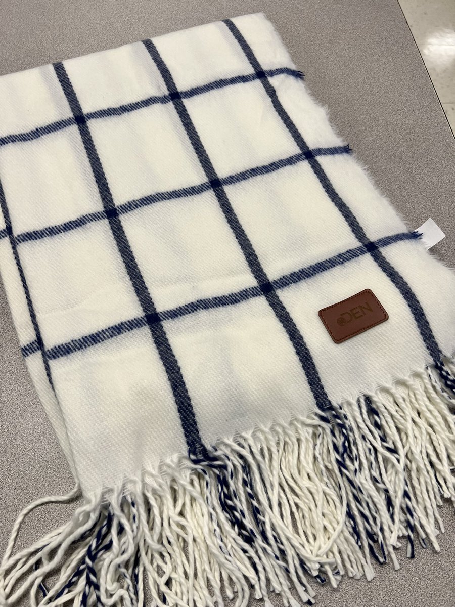 MzKing80's tweet photo. Got a surprise today! Thanks DE it is so soft and perfect for tired teacher after the first week of school. @DiscoveryEd #DENLC #DENSTAR https://t.co/soh1oI6fT4