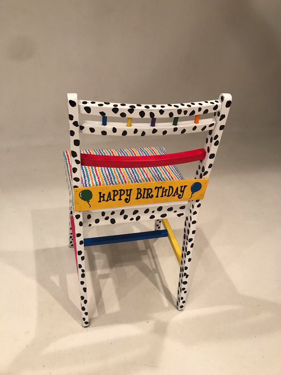 mrs_jackson209's tweet photo. So excited to make my firsties feel extra special this school year on their birthday or half birthday!! 💗 My husband’s grandparents did an awesome job repurposing this chair for me!!! #firstgrade #classroombirtbdays https://t.co/bPZfCN7wtF
