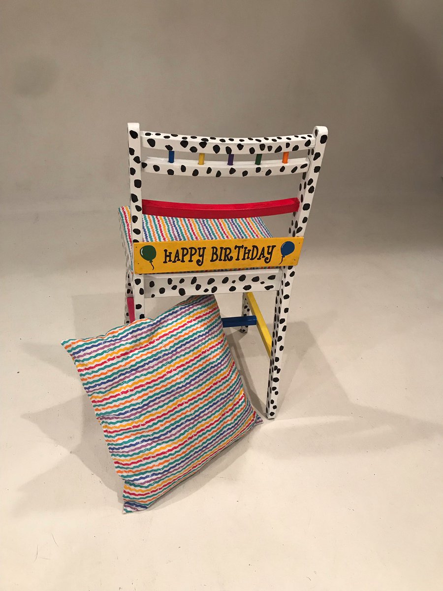 mrs_jackson209's tweet photo. So excited to make my firsties feel extra special this school year on their birthday or half birthday!! 💗 My husband’s grandparents did an awesome job repurposing this chair for me!!! #firstgrade #classroombirtbdays https://t.co/bPZfCN7wtF