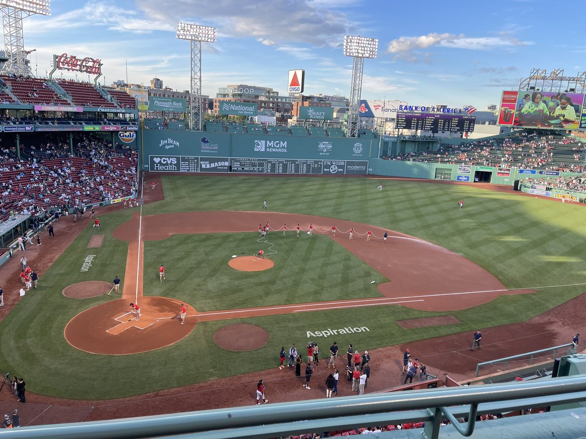 CoachMillerSB's tweet photo. Great night out at Fenway for some Yankees vs Red Sox #HouseholdDivided https://t.co/iNQG7180sj