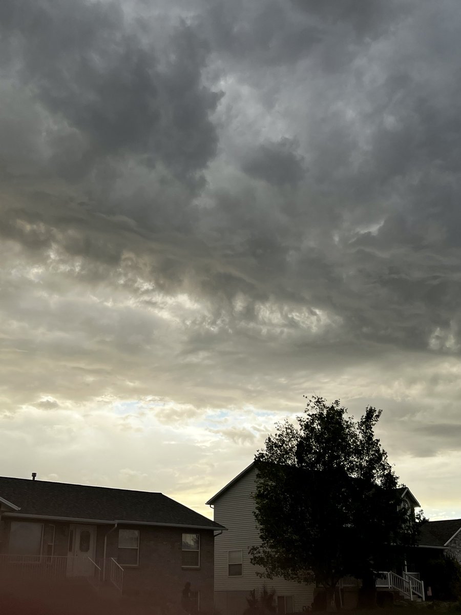 RaeOnTheNews's tweet photo. Summer thunder storms in Utah are so beautiful. #UtWx #Thunderstorm #Weatheriscool #Weather https://t.co/NqOJdZJOrO