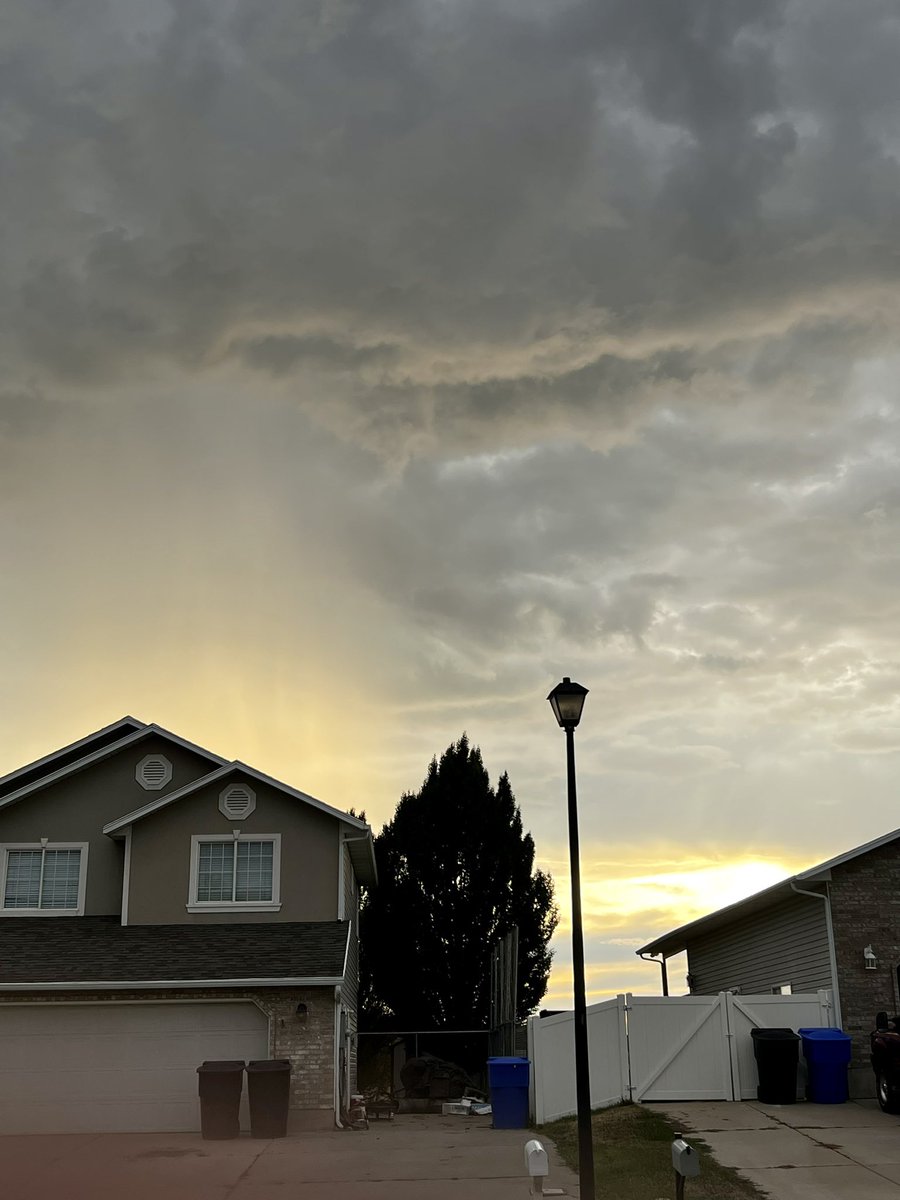 RaeOnTheNews's tweet photo. Summer thunder storms in Utah are so beautiful. #UtWx #Thunderstorm #Weatheriscool #Weather https://t.co/NqOJdZJOrO