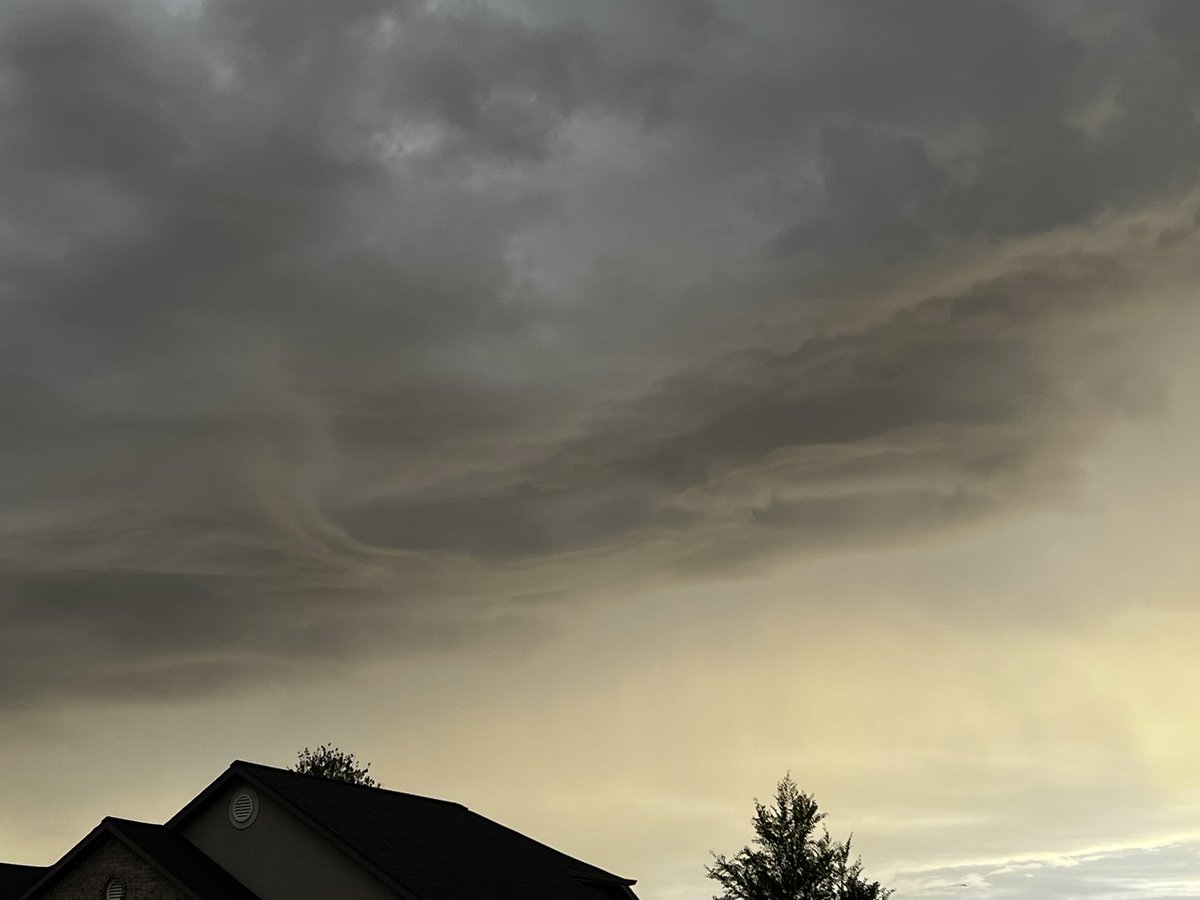 RaeOnTheNews's tweet photo. Summer thunder storms in Utah are so beautiful. #UtWx #Thunderstorm #Weatheriscool #Weather https://t.co/NqOJdZJOrO