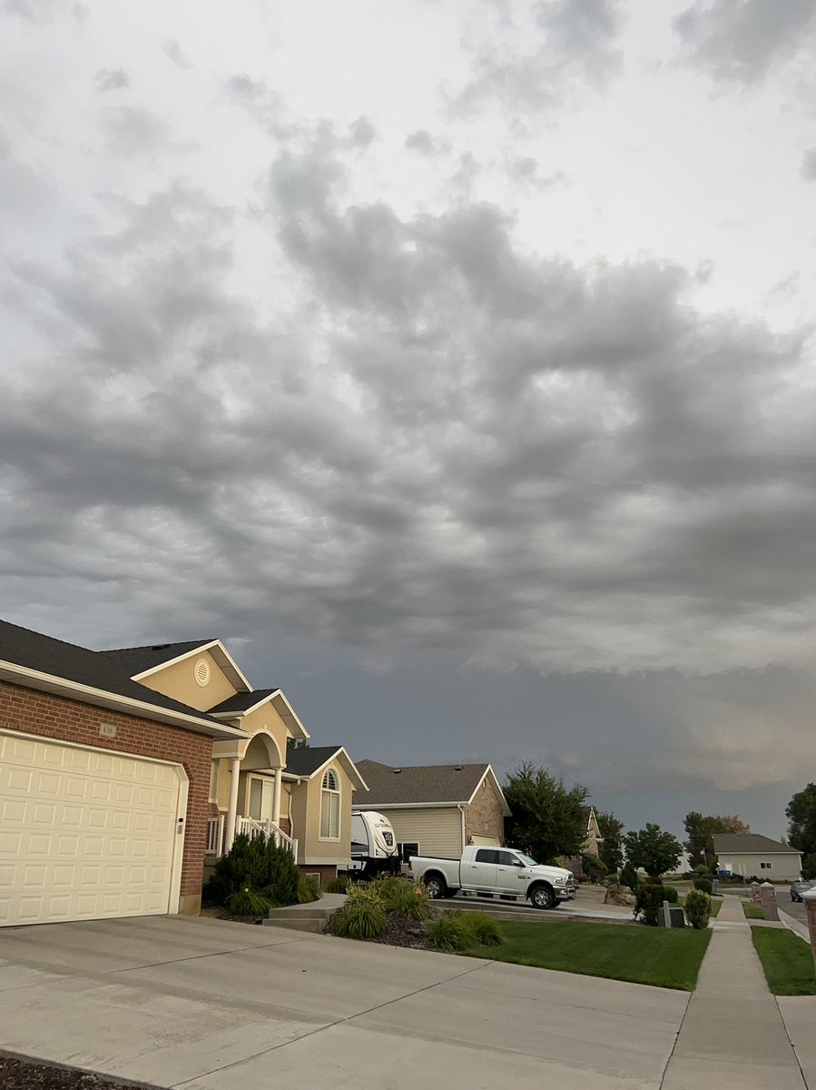 RaeOnTheNews's tweet photo. Summer thunder storms in Utah are so beautiful. #UtWx #Thunderstorm #Weatheriscool #Weather https://t.co/NqOJdZJOrO