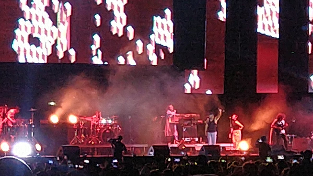 Disfrutando de la música de <a href="/Residente/">Residente</a> en el #FestivalResistencia