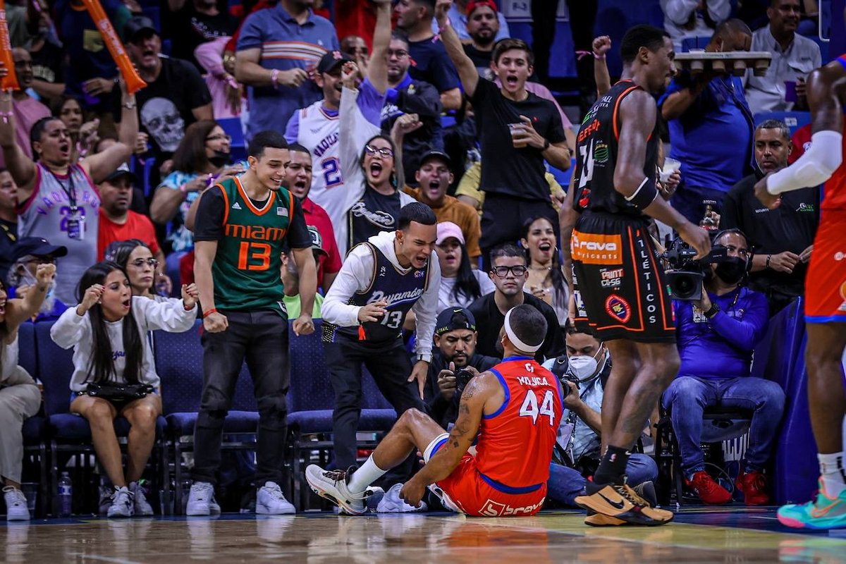 VaquerosBayamon's tweet photo. #CaptainMo al rescate.... el héroe de la noche @javiermojica44 https://t.co/4p3KHgz5EL