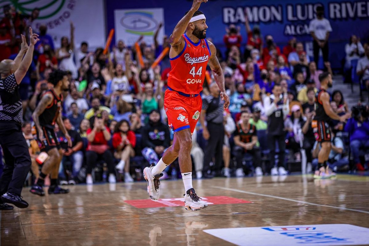 VaquerosBayamon's tweet photo. #CaptainMo al rescate.... el héroe de la noche @javiermojica44 https://t.co/4p3KHgz5EL