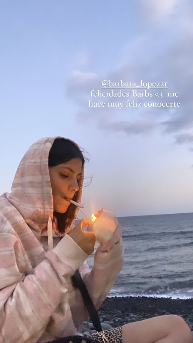 BARGREEN2's tweet photo. Barbi con un cigarrito 😌 

HAPPY BDAY BÁRBARA https://t.co/5sgpwQk1eq