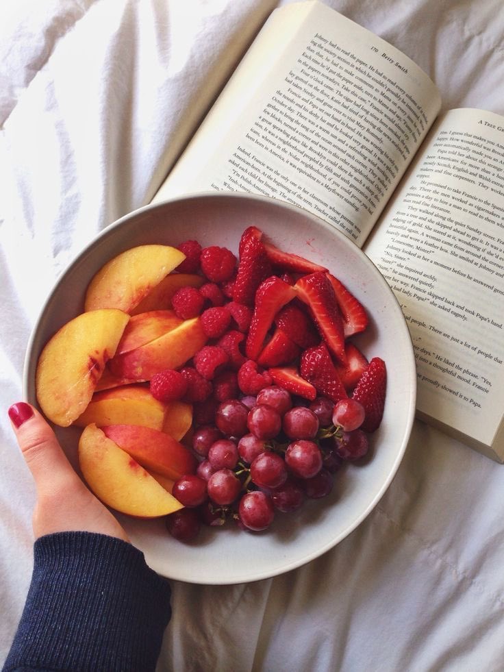 wehealthy3's tweet photo. Mixed fruits in morning gives you right energy and keeps your body clean from inside , eliminate toxins and gives you healthy skin. Eat in moderation. 2 peach, handful of red berries strawberries and grapes.#vegan #healthy #green #loveyourself #fruits #vitamins #minerals #nodrugs https://t.co/Bx9xQKsERD