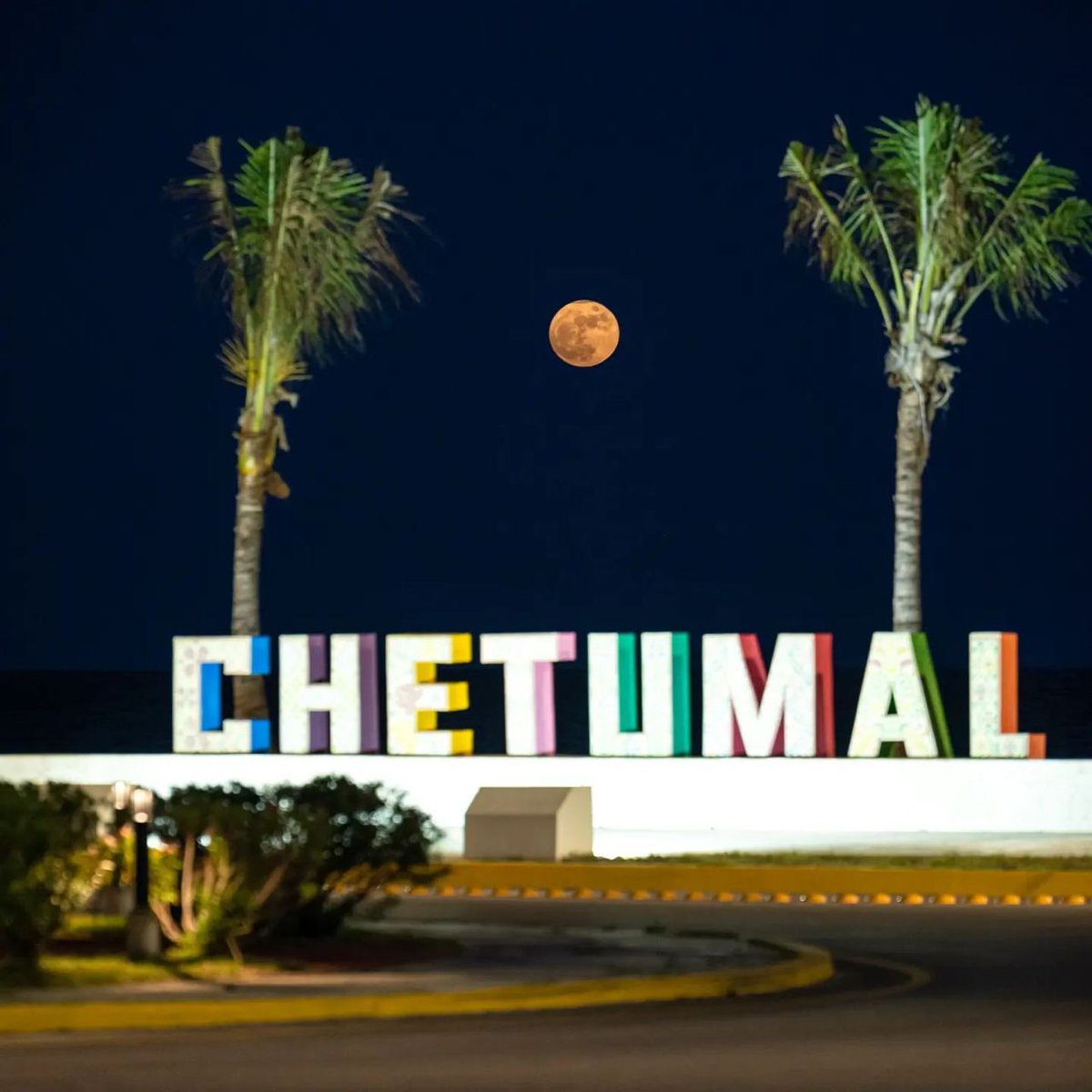 CarlosJoaquin's tweet photo. Así se vio la última #SuperLuna del año desde el Boulevard de Chetumal. #UnPedacitodeQuintanaRoo 📸Chronos Photo https://t.co/QnRjiZOhsr