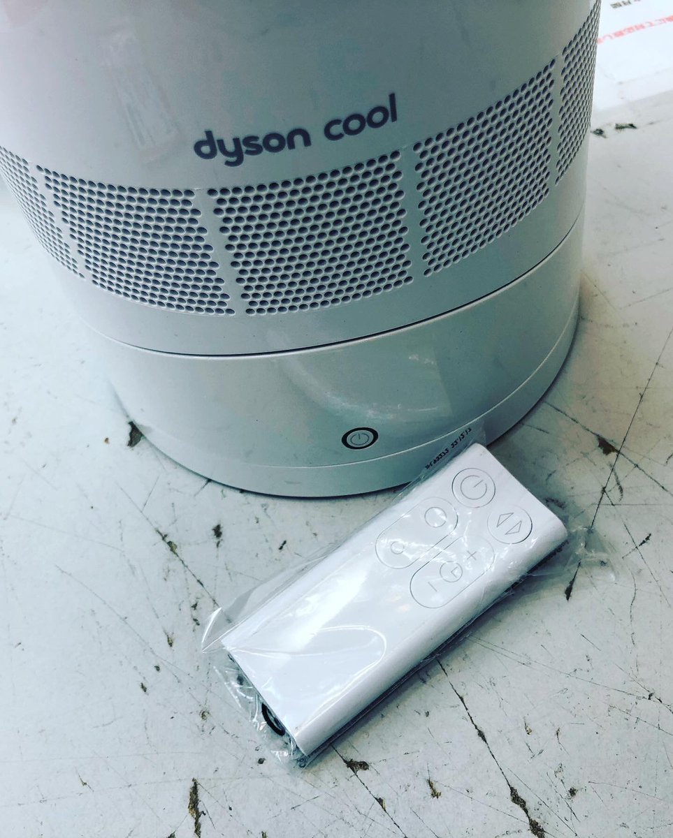 Kadenoh_koenji's tweet photo. 目玉商品！
dyson テーブルファン　AM06 2019年製　リモコン付き¥8,800(税込)
お盆期間限定価格！一点ものになります。
お盆期間も元気に営業中です。
営業時間10時〜19時
#dyson #テーブルファン #AM06 #高円寺店 #リサイクルショップ #中野 #阿佐ヶ谷 #家電買取 #台風どっかいけ https://t.co/i14VERHpdU