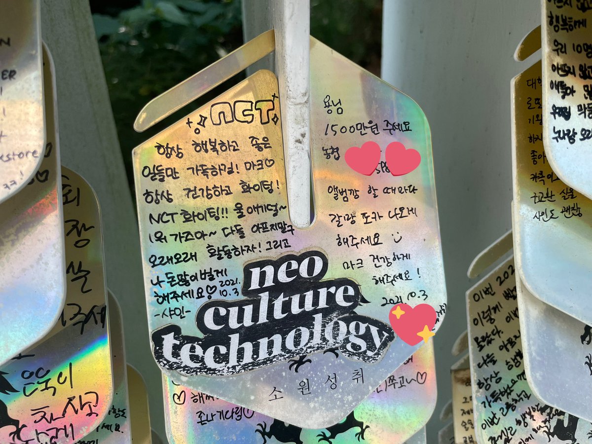 neocute_shine's tweet photo. @markmark_1110 우리 용비늘 무사히 있는거 확인하고 옴!!! ㅋㅋㅋㅋㅋㅋ 스티커도 생각보다 멀쩡해서 좀 놀랬다능 ••• https://t.co/4eFmRuIAV0