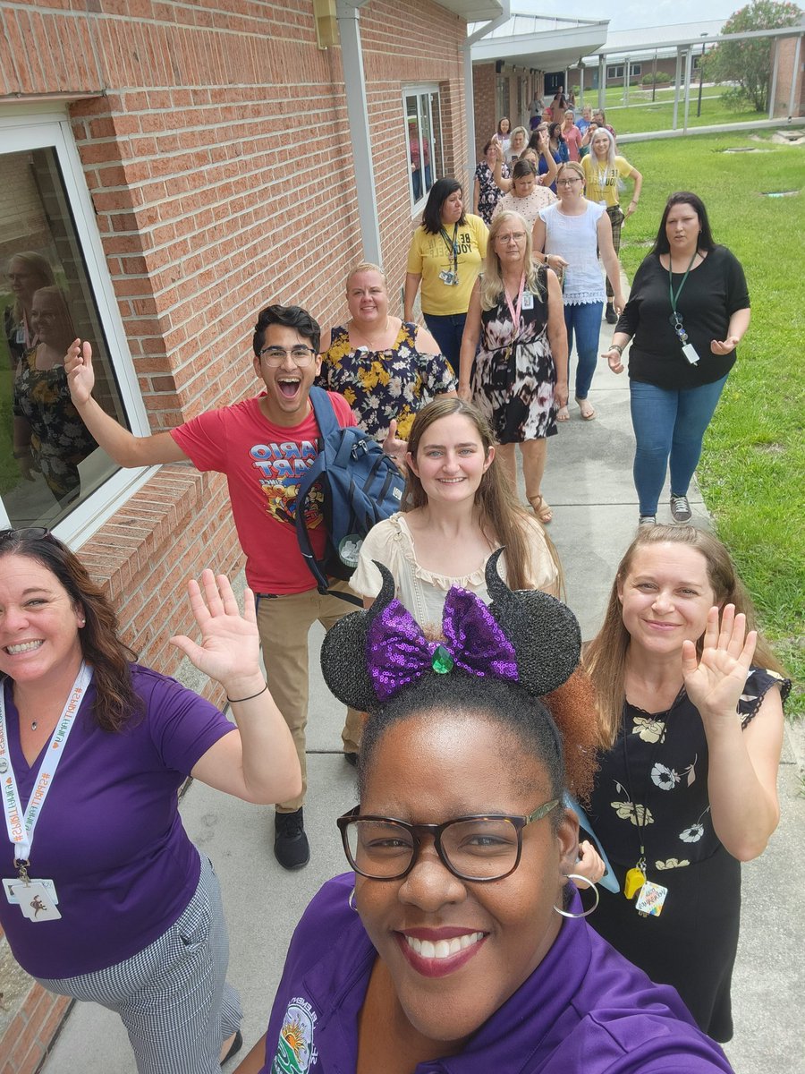 MsE_teaches's tweet photo. @spiritbelieves 2022 Parade of Classrooms @carrieadevaney https://t.co/cvR3MRqHw0