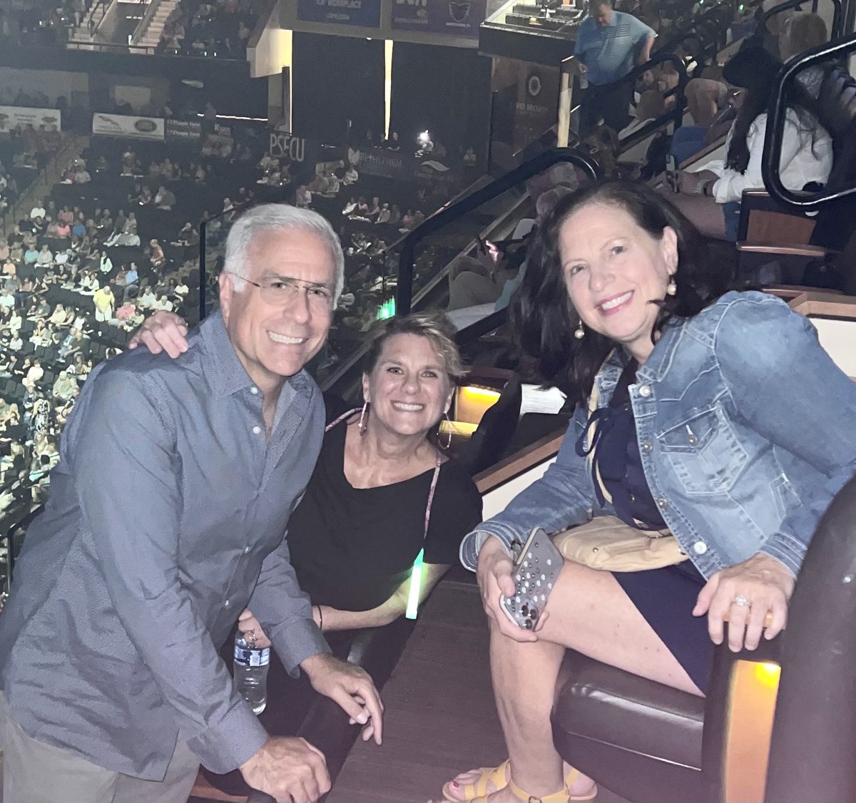 Who is a Fanilow? Great show! #legend <a href="/PPLCenter/">PPL Center</a> <a href="/barrymanilow/">Barry Manilow</a>