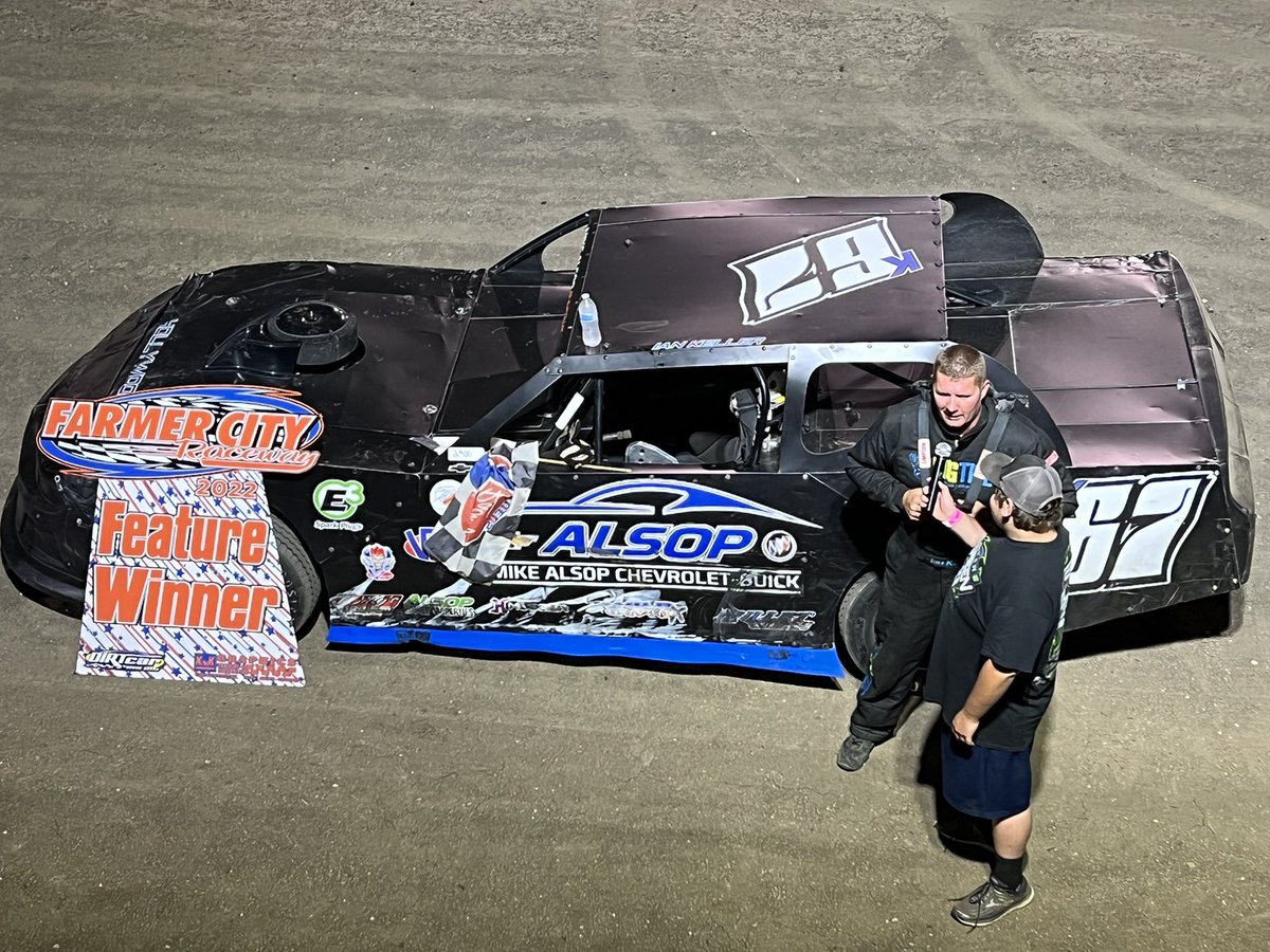 FarmerCityRacin's tweet photo. Ian Keller picks up the Street Stock feature win tonight!! #FridayNightLights https://t.co/1WUsWgFzLd