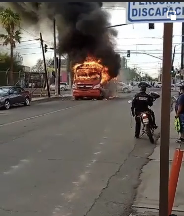 RuidoEnLaRed's tweet photo. 🚨#ÚLTIMAHORA | Atención, se registra un ataque simultáneo en Tijuana, Mexicali y Tecate. 

Reportan que unidades del transporte público están siendo incendiadas y el pasaje bajado con violencia 

⚠️Atención con Baja California https://t.co/vbW8N5jRyf