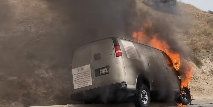 RuidoEnLaRed's tweet photo. 🚨#ÚLTIMAHORA | Atención, se registra un ataque simultáneo en Tijuana, Mexicali y Tecate. 

Reportan que unidades del transporte público están siendo incendiadas y el pasaje bajado con violencia 

⚠️Atención con Baja California https://t.co/vbW8N5jRyf