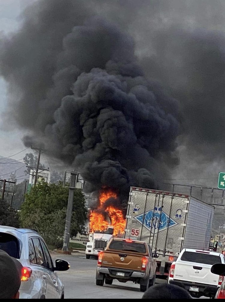 RuidoEnLaRed's tweet photo. 🚨#ÚLTIMAHORA | Atención, se registra un ataque simultáneo en Tijuana, Mexicali y Tecate. 

Reportan que unidades del transporte público están siendo incendiadas y el pasaje bajado con violencia 

⚠️Atención con Baja California https://t.co/vbW8N5jRyf