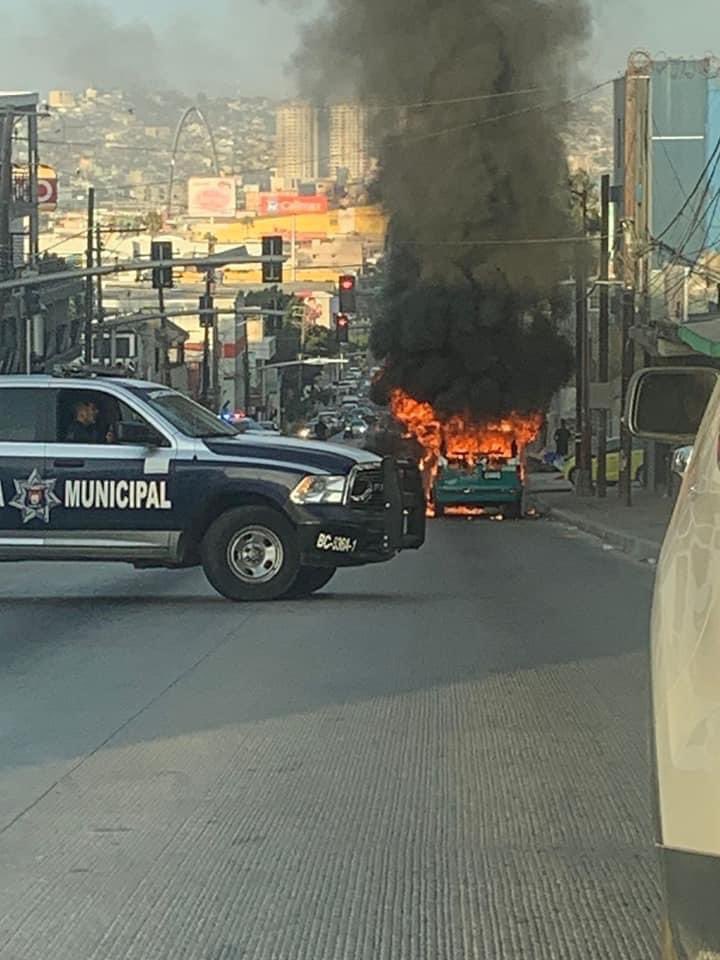 RuidoEnLaRed's tweet photo. 🚨#ÚLTIMAHORA | Atención, se registra un ataque simultáneo en Tijuana, Mexicali y Tecate. 

Reportan que unidades del transporte público están siendo incendiadas y el pasaje bajado con violencia 

⚠️Atención con Baja California https://t.co/vbW8N5jRyf