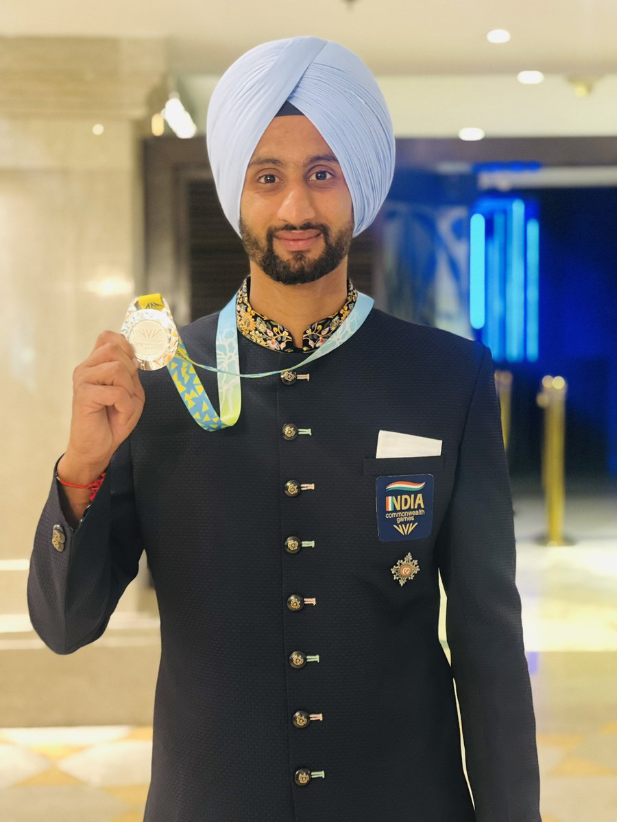 Medal in the hand.. pride on the face 😊 #silver #commonwealthgames2022 #hockey #teamindia #hockeyplayer #playerslife