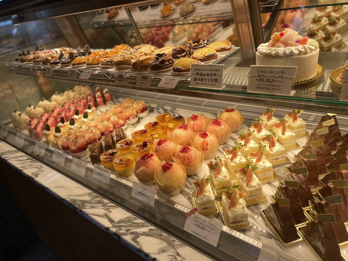 ami_ars_'s tweet photo. 暑い日が続いておりますが、新しいケーキがショーケースに仲間入りしました😊甘くてみずみずしいイチジクを使用した、いちぢくのショートケーキです！お盆期間（8/11〜8/15）は営業時間を変更し12〜17時までの営業です！大人気のももだよりもご用意しておりますので是非ご賞味ください！ https://t.co/qSKgg3nAnq