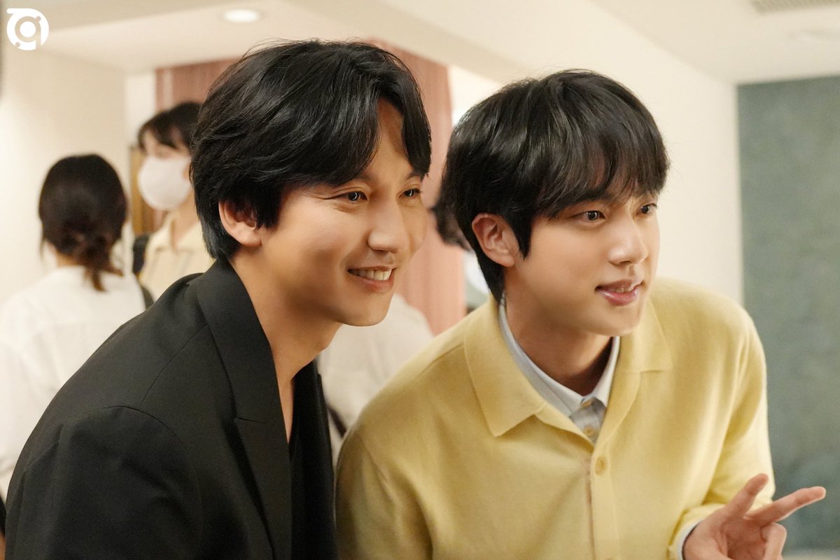 jiniya_love's tweet photo. 비상선언 시사회 아기병아리 석진이🐥💛

#방탄소년단진 #BTSJIN #JIN @BTS_twt https://t.co/YhznR9dnxC