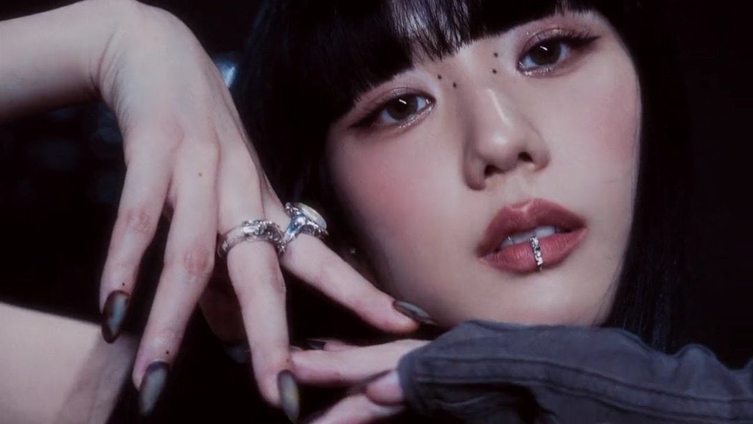 Ilivrosie's tweet photo. Eres perfecta 
JISOO CONCEPT TEASER
JENNIE CONCEPT TEASER
#6DaysToPinkVenom https://t.co/FI1fQSLiNn