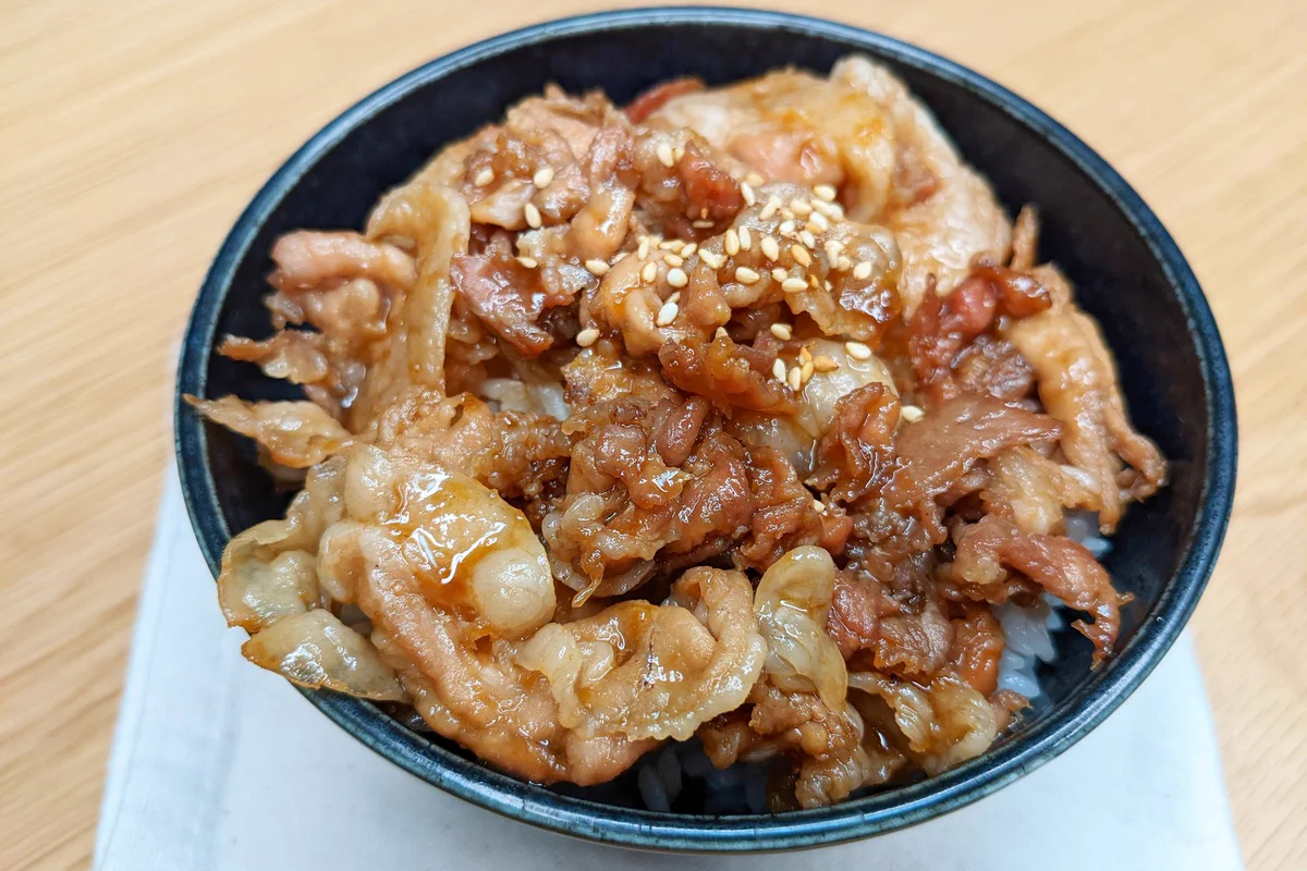 ご飯がどんどん進む！絶品レシピ「豚肉のしぐれ煮丼」。