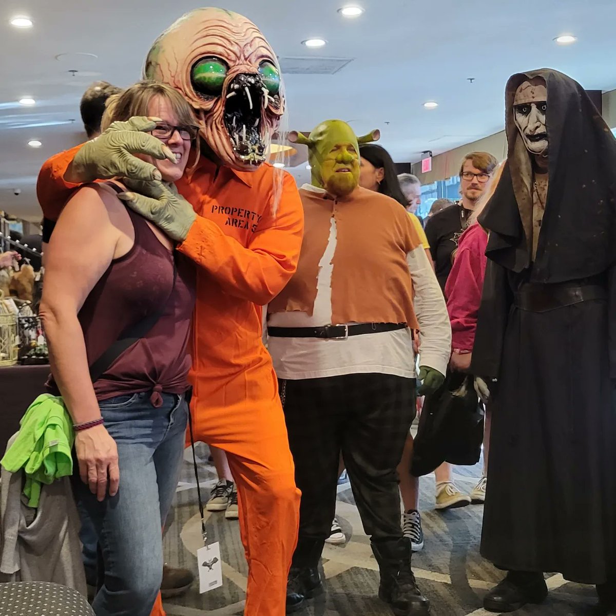 ClayAstroman's tweet photo. Day One is in the bag, boys! Met lots of awesome fans, aliens, and Buseys today. See ya tomorrow for the PENULTIMATE @MonsterManiaCon day! 🎃🫡🔥

#spooky #spookybasement #horror #halloween @THEGaryBusey #killingfloor2 #monstermaniacon #monstermania #halloweencountdown https://t.co/Vdsavnqk62