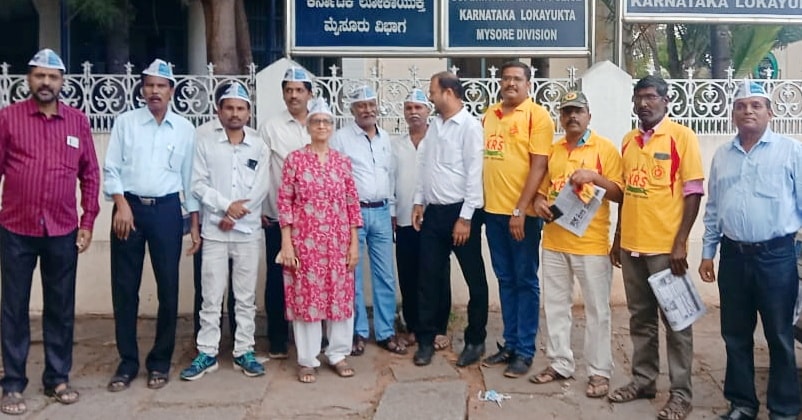 AAPMysuru's tweet photo. ಹೈಕೋರ್ಟ್ ಎಸಿಬಿಯನ್ನು ರದ್ದುಪಡಿಸಿದ್ದರಿಂದ ಎಎಪಿಯ ಆರು ವರ್ಷಗಳ ಹೋರಾಟಕ್ಕೆ ಜಯ ದೊರೆತಿದೆ. ಮೈಸೂರಿನ ಎಎಪಿ ಕಾರ್ಯಕರ್ತರು ಸ್ಥಳೀಯ ಲೋಕಾಯುಕ್ತ ಕಚೇರಿ ಎದುರು ಸಿಹಿ ಹಂಚಿ ಇದನ್ನು ಸಂಭ್ರಮಿಸಿದರು. ಕಚೇರಿಯ ಅಧಿಕಾರಿಗಳಿಗೆ ಶುಭಾಶಯ ಕೋರಿ, ಭ್ರಷ್ಟರ ವಿರುದ್ಧ ಕಠಿಣ ಕ್ರಮ ಕೈಗೊಳ್ಳುವಂತೆ ಮನವಿ ಮಾಡಿದರು.

#AAP #Mysore https://t.co/3zjtPrcC8C