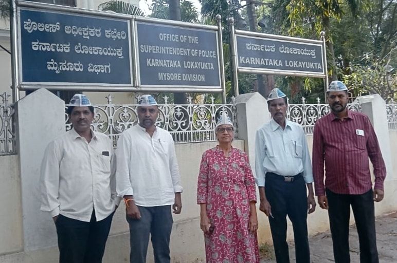 ಹೈಕೋರ್ಟ್ ಎಸಿಬಿಯನ್ನು ರದ್ದುಪಡಿಸಿದ್ದರಿಂದ ಎಎಪಿಯ ಆರು ವರ್ಷಗಳ ಹೋರಾಟಕ್ಕೆ ಜಯ ದೊರೆತಿದೆ. ಮೈಸೂರಿನ ಎಎಪಿ ಕಾರ್ಯಕರ್ತರು ಸ್ಥಳೀಯ ಲೋಕಾಯುಕ್ತ ಕಚೇರಿ ಎದುರು ಸಿಹಿ ಹಂಚಿ ಇದನ್ನು ಸಂಭ್ರಮಿಸಿದರು. ಕಚೇರಿಯ ಅಧಿಕಾರಿಗಳಿಗೆ ಶುಭಾಶಯ ಕೋರಿ, ಭ್ರಷ್ಟರ ವಿರುದ್ಧ ಕಠಿಣ ಕ್ರಮ ಕೈಗೊಳ್ಳುವಂತೆ ಮನವಿ ಮಾಡಿದರು. #AAP #Mysore